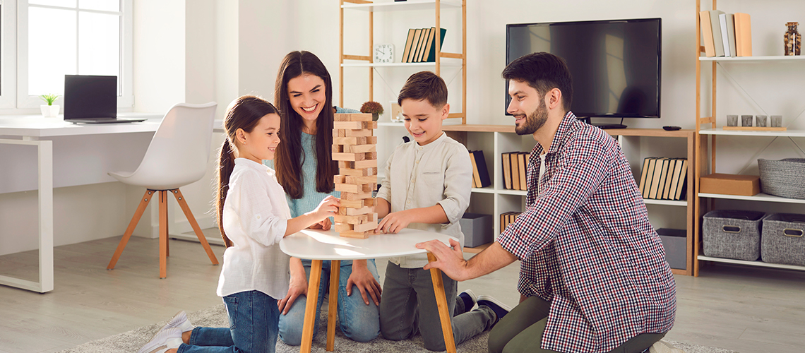 Jugar juegos de mesas y realizar actividades al aire libre es beneficioso para nuestra salud física y mental.