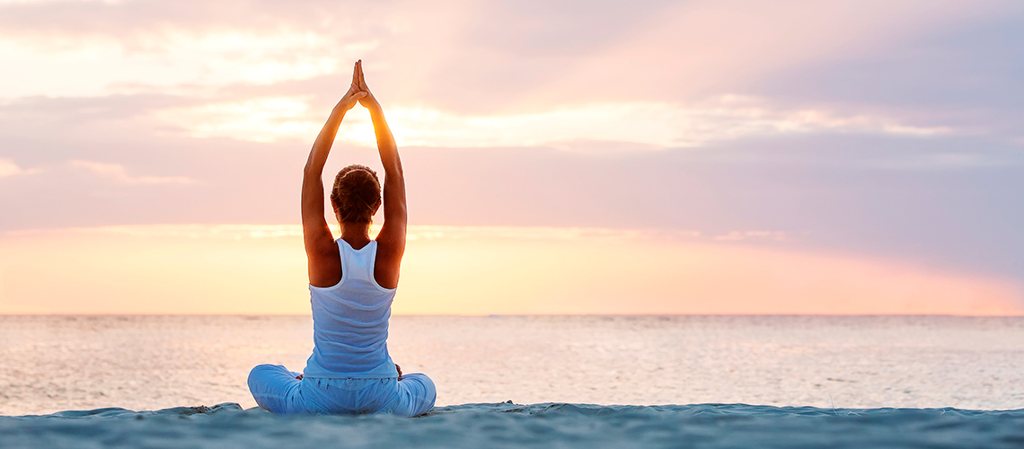 Siendo uno de los ejercicios más conocidos de nuestra época, el yoga puede ayudarnos a manejar el estrés y a recuperar nuestra energía vital.